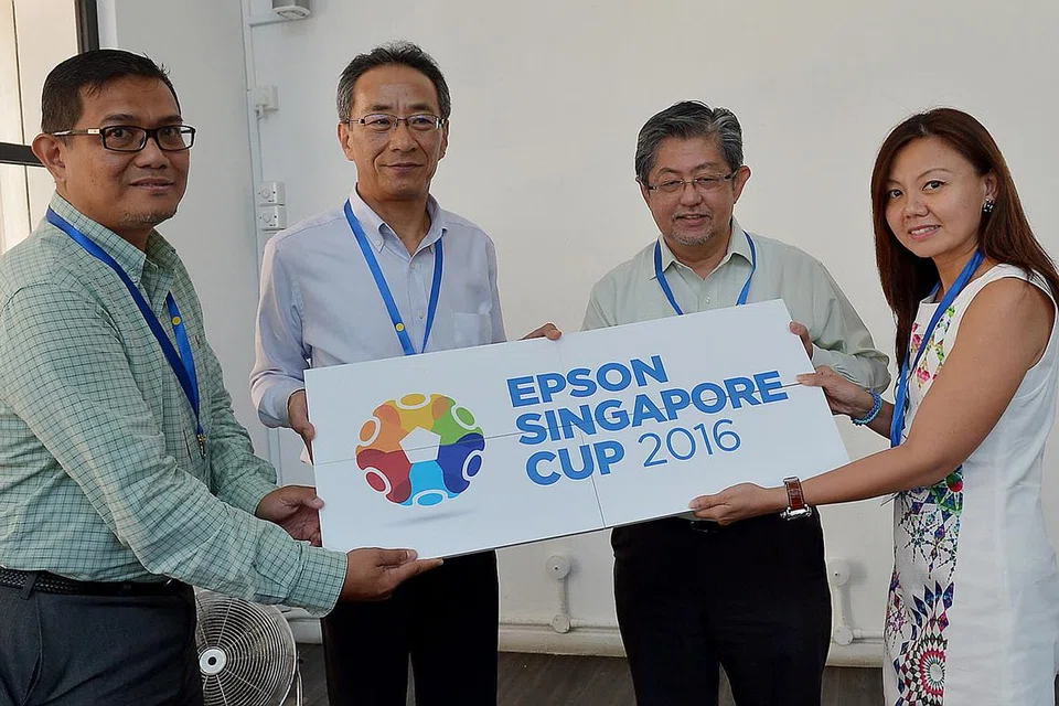 SEPAKAT: (Dari kiri) Pengarah Sinad Sports Group, Encik Bambang Sugeng; Pengarah Urusan pejabat serantau Epson di Singapura, Encik Toshimitsu Tanaka; Pengerusi Sinad Sports Group, Encik Jeremy Chan; dan Pengurus Besar Epson Singapore (Penjualan, Pemasaran dan Bahagian Perkhidmatan Pelanggan), Cik Tan May Lin; semasa majlis pelancaran Epson Singapore Cup. - Foto TUKIMAN WARJI