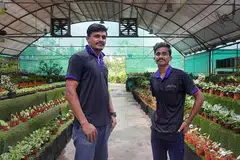 BANTU JAGA KESEJAHTERAAN MENTAL: Encik Subramaniyan Rajkumar (kiri) dan Encik Perumal Rahulgandhi merupakan antara 100 pekerja migran yang menjadi ketua sokongan rakan dan telah menjalani latihan untuk meraih kemahiran menjaga kesejahteraan mental dan pertolongan cemas psikologi asas. - Foto BH oleh ALPHONSUS CHERN
