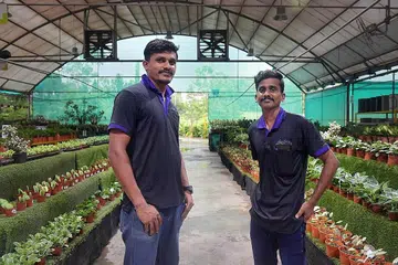 BANTU JAGA KESEJAHTERAAN MENTAL: Encik Subramaniyan Rajkumar (kiri) dan Encik Perumal Rahulgandhi merupakan antara 100 pekerja migran yang menjadi ketua sokongan rakan dan telah menjalani latihan untuk meraih kemahiran menjaga kesejahteraan mental dan pertolongan cemas psikologi asas. - Foto BH oleh ALPHONSUS CHERN