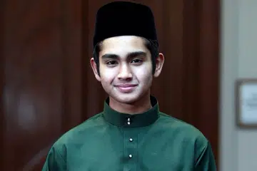 FOKUS BERIKAN YANG TERBAIK: Penyanyi remaja, Irfan Haris, tidak berkecil hati dengan komen negatif pengguna Internet malah berusaha berikan yang terbaik serta mempertingkatkan diri dalam kerjayanya. - Foto ihsan IRFAN HARIS