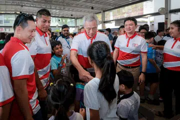Menteri Kanan yang juga penasihat akar umbi GRC Ang Mo Kio, Encik Lee Hsien Loong (tiga dari kiri), bersama penduduk Ang Mo Kio di acara pelancaran Pelan Induk Majlis Bandaran Ang Mo Kio pada 15 Mac. Beliau ditemani (dari kiri) AP lain seperti Encik Yip Hon Weng (Yio Chu Kang SMC); Encik Darryl David (Ang Mo Kio-Hougang); Encik Henry Kwek (Kebun Baru SMC) dan Cik Nadia Samdin (Cheng San-Seletar)
