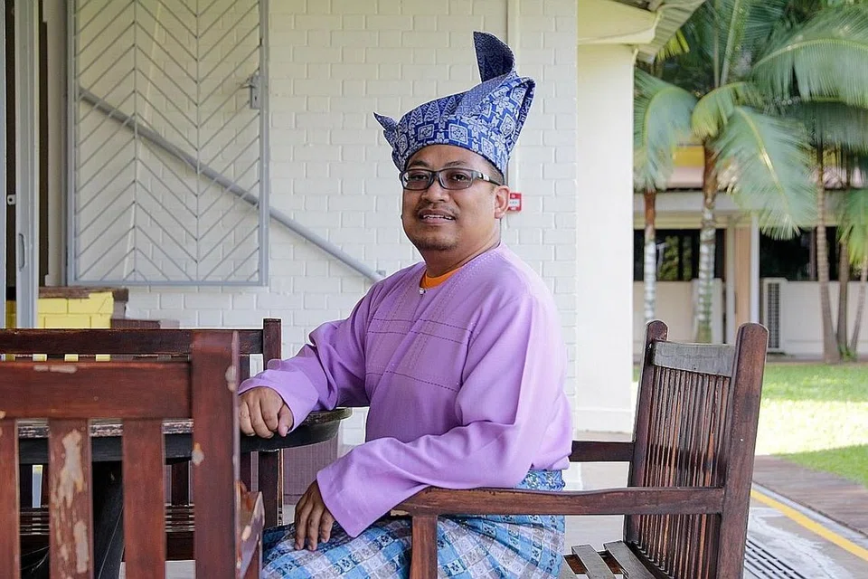 SEMANGAT GOTONG-ROYONG: Encik Mohamed Hizammuddin Mohamed Yusof yakin cabaran pembalajaran dan pengajaran bahasa Melayu dapat diatasi bersama dengan kerjasama semua pihak termasuk kakitangan sekolah dan ibu bapa. - Foto BM oleh JEREMY KWAN