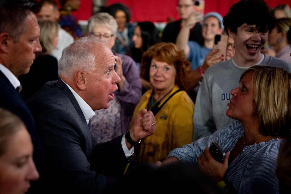 Calon Naib Presiden Demokrat yang juga Gabenor Minnesota, Encik Tim Walz, bersama penyokong selepas berucap pada perhimpunan di Arena UPMC Pusat Pameran York pada 2 Oktober di York, Pennsylvania.