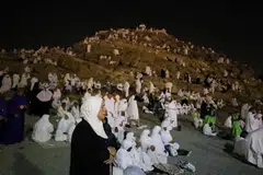 DI JABAL RAHMAH: Sebahagian jemaah haji singgah di Jabal Rahmah sebelum memasuki Arafah, menjelang kemuncak ibadah haji 2023 pada Selasa.