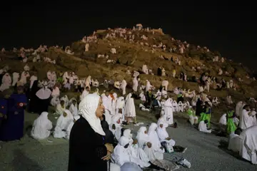 DI JABAL RAHMAH: Sebahagian jemaah haji singgah di Jabal Rahmah sebelum memasuki Arafah, menjelang kemuncak ibadah haji 2023 pada Selasa.