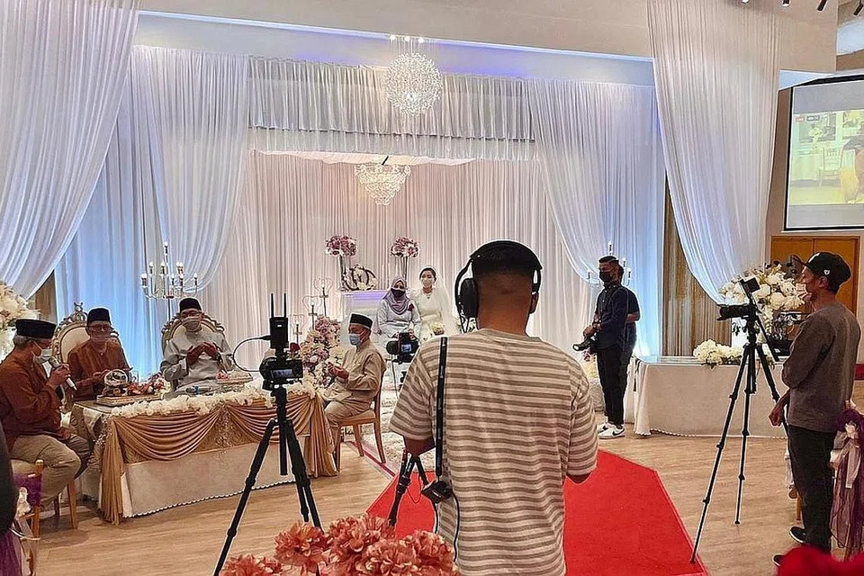 BUAT PENYESUAIAN: Disebabkan sekatan, pasangan yang bernikah di Nazreen Ballroom membuat penstriman secara langsung kepada tetamu mereka yang tidak dapat hadir bagi majlis. - Foto NAZREEN BALLROOM