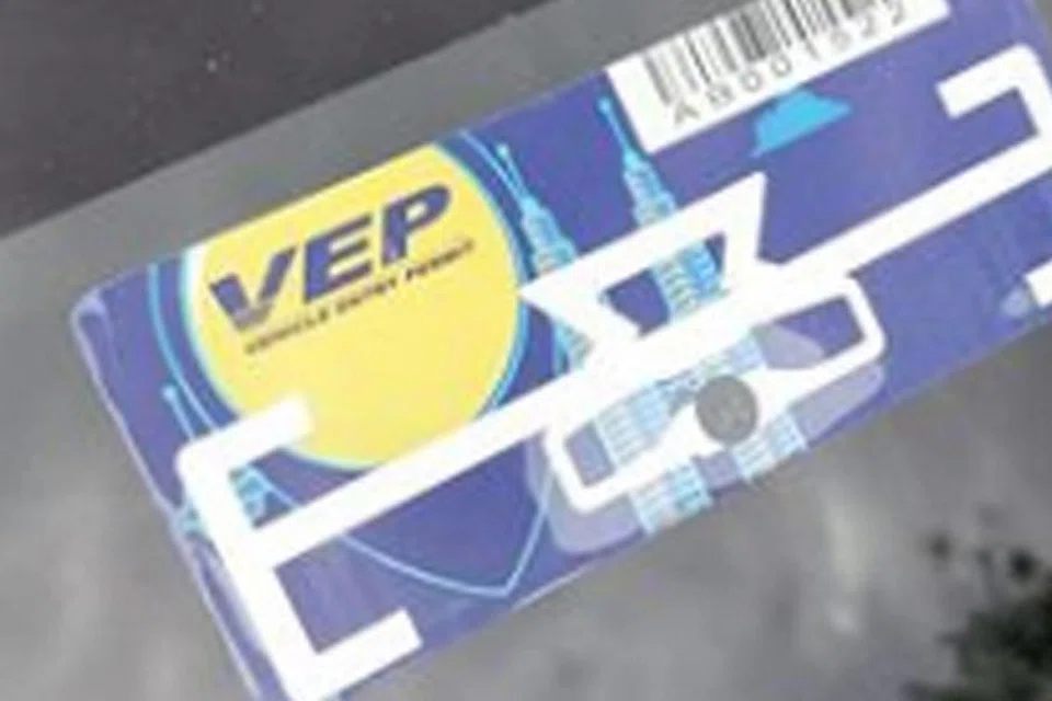 AMBIL DAN PASANG TAG VEP: Pemilik kereta Singapura dikenakan bayaran RM10 ($3.30) untuk memproses, memasang, mengaktifkan dan menguji tag VEP (gambar atas) di tempat meletak kereta terbuka dekat Plaza Angsana. - Foto BH oleh SAINI SALLEH