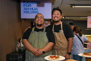 SAJIAN PELBAGAI JUADAH: Ini merupakan pengalaman sulung (dari kiri) Cef Muhammad Fadzil dan Cef Zulfadli Normedi daripada The Black Hole Group terlibat dalam menyediakan sajian untuk Pesta Makanan Singapura 2023.