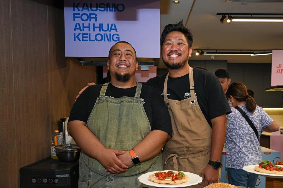SAJIAN PELBAGAI JUADAH: Ini merupakan pengalaman sulung (dari kiri) Cef Muhammad Fadzil dan Cef Zulfadli Normedi daripada The Black Hole Group terlibat dalam menyediakan sajian untuk Pesta Makanan Singapura 2023.