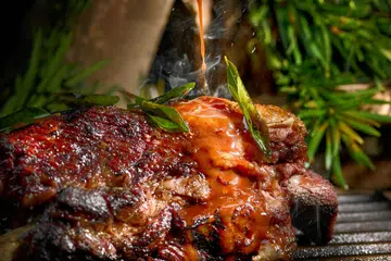 Restoran Oud di 48 Kandahar Street menampilkan menu baru sempena ulang tahunnya yang pertama. Antaranya adalah Firegrill Beef Shortplate ($88) yang disiram dengan jus daging beraroma daun kari.