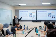 Penerbit media sosial OMGxBH, Cik Nur Sabrina Masri, mengendalikan bengkel penciptaan kandungan dalam talian kepada mahasiswa Persatuan Bahasa Melayu Universiti Nasional Singapura (PBMUKS) pada 20 Januari.