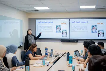 Penerbit media sosial OMGxBH, Cik Nur Sabrina Masri, mengendalikan bengkel penciptaan kandungan dalam talian kepada mahasiswa Persatuan Bahasa Melayu Universiti Nasional Singapura (PBMUKS) pada 20 Januari.