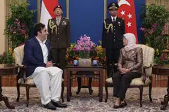 PERTEMUAN DUA PEMIMPIN: Menteri Ehwal Luar Pakistan, Encik Bilawal Bhutto Zardari, bertemu dengan Presiden Halimah Yacob di Istana semalam sebagai sebahagian daripada lawatan tiga harinya ke negara ini. - Foto MCI