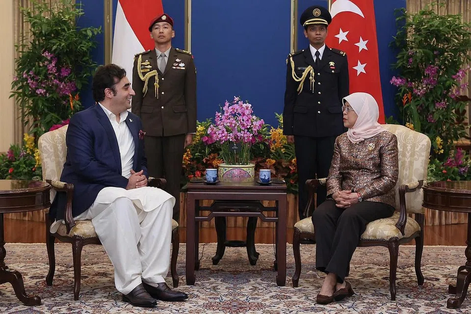 PERTEMUAN DUA PEMIMPIN: Menteri Ehwal Luar Pakistan, Encik Bilawal Bhutto Zardari, bertemu dengan Presiden Halimah Yacob di Istana semalam sebagai sebahagian daripada lawatan tiga harinya ke negara ini. - Foto MCI