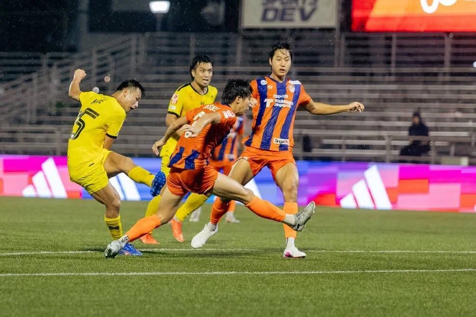 Penyerang Tampines Rovers, Hide Higashikawa (kiri) mempamerkan ketajamannya apabila berdepan FC Jurong. Jaringan beliau membantu mengatasi FC Jurong 3-2 di Stadium Jurong East pada 25 Oktober.
