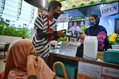 GALAK PENJAJA MANFAAT TEMPAHAN DALAM TALIAN: AfA ingin membantu menarik lebih ramai penjaja menggunakan wadah dalam talian bagi mendapatkan lebih banyak tempahan makanan. - Foto fail 
