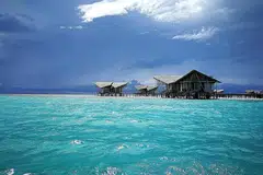 PANGGILAN PULAU, SELAMAT DATANG: Lautan biru yang jernih di sekitar Pulo Cinta Eco Resort di Gorontalo, Indonesia ini menyambut tetamu yang tiba dengan menaiki bot dari jeti berdekatan. - Foto BH oleh ERVINA MOHD JAMIL 