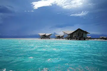 PANGGILAN PULAU, SELAMAT DATANG: Lautan biru yang jernih di sekitar Pulo Cinta Eco Resort di Gorontalo, Indonesia ini menyambut tetamu yang tiba dengan menaiki bot dari jeti berdekatan. - Foto BH oleh ERVINA MOHD JAMIL 