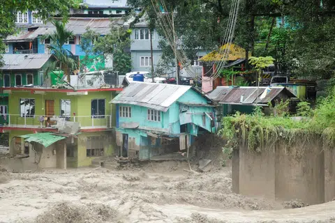 BANJIR: Rumah-rumah di tebing Sungai Teesta di India terjejas apabila banjir melanda kawasan itu pada Oktober. 