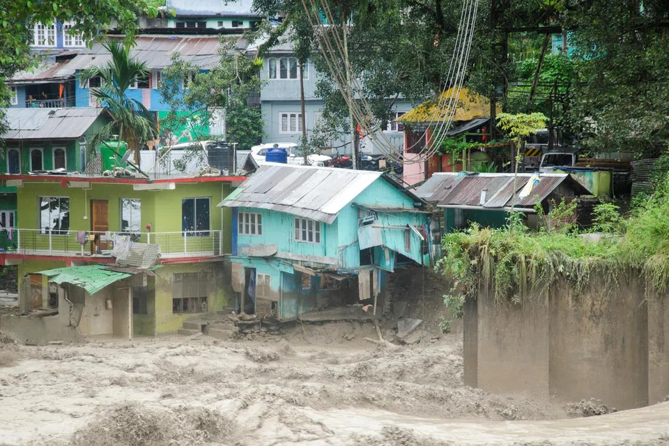 BANJIR: Rumah-rumah di tebing Sungai Teesta di India terjejas apabila banjir melanda kawasan itu pada Oktober. 