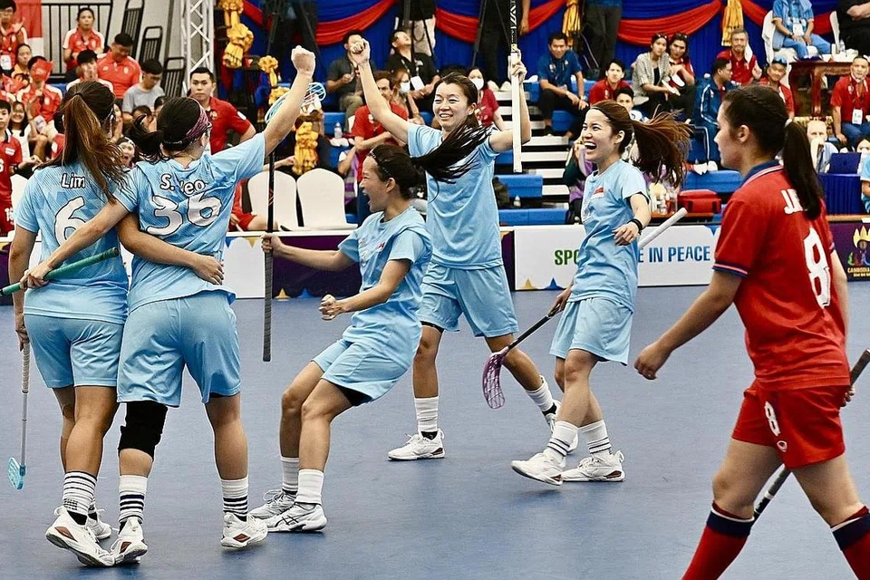 BERKUASA SEMULA: Pasukan polo air lelaki Singapura merampas semula pingat emas Sukan SEA pada Selasa setelah menang semua perlawanan pusingan mereka. Sedang mereka gembira naik takhta semula, pasukan floorball wanita terus kekal menjadi ratu rantau ini dengan menumbangkan Thailand 4-2 dalam aksi final yang sengit. - Foto-foto ST