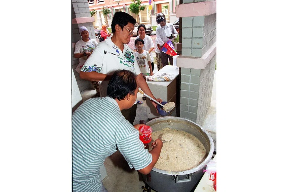 PASIR RIS: Jawatankuasa Penduduk Muslim Pasir Ris menyingsing lengan menyediakan bubur Ramadan bagi seramai 600 orang di kolong Blok 212, Pasir Ris Street 21 pada 1997.