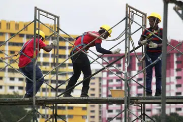 RISIKO LEBIH BESAR: Firma binaan lebih kecil menghadapi risiko lebih tinggi kerana marjin mereka yang rendah. - Foto fail