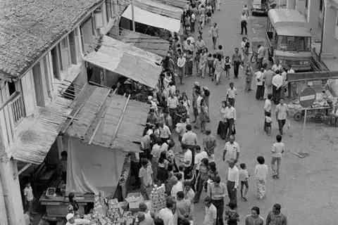 Gerai menjual makanan di Bussorah Street semasa Ramadan. Gambar ini dipetik pada 7 September 1975.  