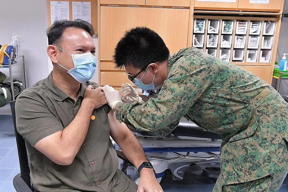 TERIMA VAKSIN: Menteri Pertahanan Dr Ng Eng Hen dan Menteri Negara Kanan (Pertahanan merangkap Tenaga Manusia) Encik Zaqy Mohamad (gambar atas) masing-masing menerima vaksin Covid-19. - Foto-foto MINDEF/FACEBOOK