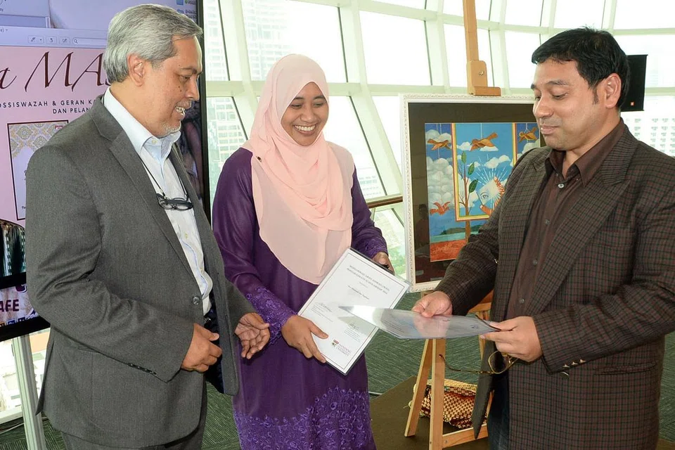 GERAKKAN KAJIAN TERPERINCI: (Dari kiri) Profesor Dr Zilfalil Alwi, Cik Nor Hanisah Saphari dan Profesor Madya Dr Md Reevany Bustami terharu dapat mengusahakan kajian bermanfaat dalam memacu Dunia Melayu berbekalkan Geran Kajian MAS dan Biasiswa Possiswazah MAS. - Foto JOHARI RAHMAT