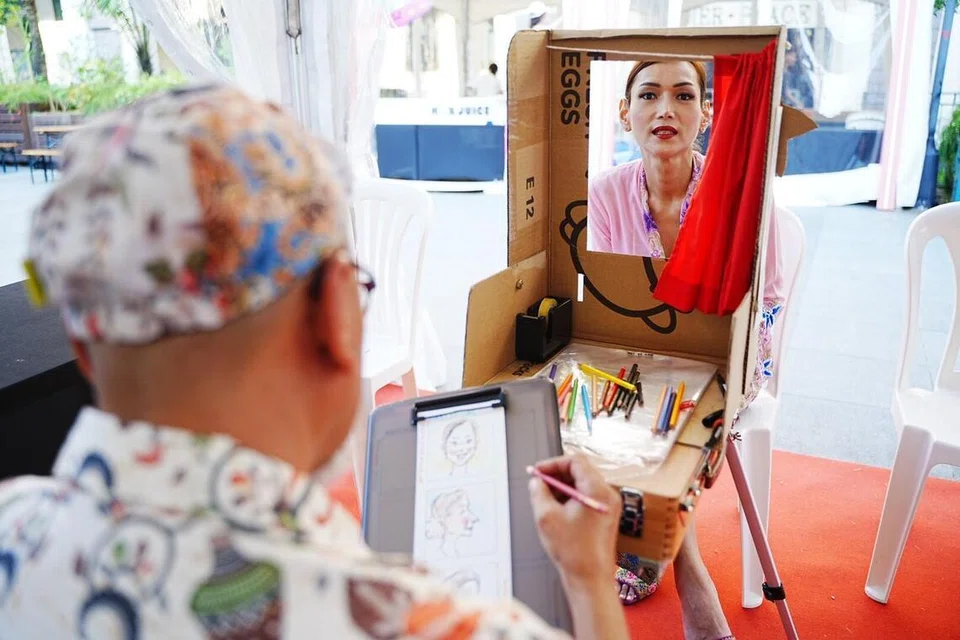 Apabila tirai dibuka, ia akan menjadi ruang segi empat yang menjadi bingkai dari perspektif Faizal untuk melukis pelanggannya.