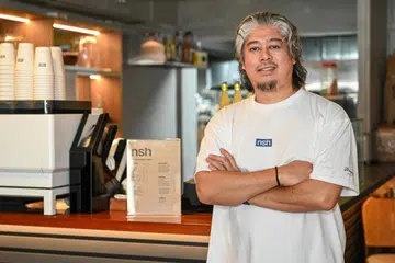 Cef Akmal Anuar pemilik restoran Harummanis di Kampong Gelam telah membuka konsep baru, No Strangers Here (NSH) yang menyajikan kopi di unit bersebelahan. 