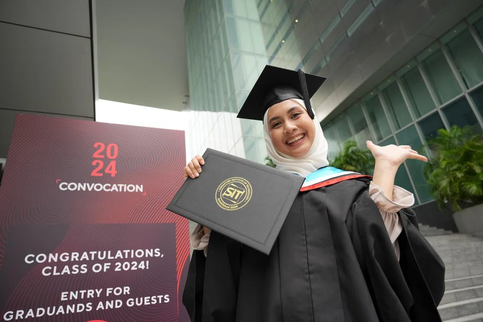 Sebagai siswazah perintis program Terapi Pertuturan dan Bahasa (SLT) di Institut Teknologi Singapura (SIT), Cik Nurul Diyanah Damanhuri berkongsi bahawa program tersebut membuatnya lebih bersedia menggalas peranan sebagai pakar terapi pertuturan di Hospital Besar Singapura (SGH) pada lewat Oktober. 