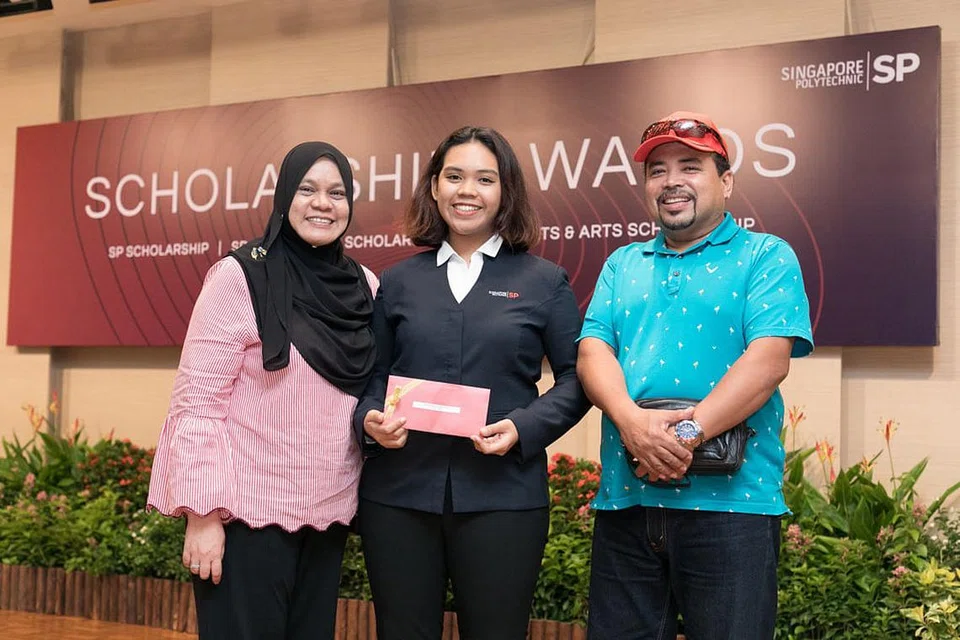 KEBANGGAAN: Cik Khairiyyah (tengah) gembira dapat membanggakan ibunya, Cik Siti Zaharah dan ayahnya, Encik Atan Sufat, dengan pencapaian beliau sebagai lulusan terbaik kohort kursusnya. Gambar ini diambil pada 2018.- Foto POLITEKNIK SINGAPURA
