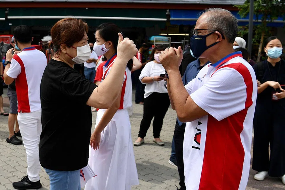 Masagos ucap terima kasih - BEBERAPA jam selepas memenangi pilihan raya, Menteri Sekitaran dan Sumber Air Encik Masagos Zulkifli Masagos Mohamad (kanan), yang memenangi GRC Tampines bagi Parti Tindakan Rakyat (PAP), bertemu penduduk untuk mengucapkan terima kasih kerana memberikan sokongan kepada beliau dan pasukannya. Laporan lanjut di Muka 3. - Foto BM oleh DESMOND FOO