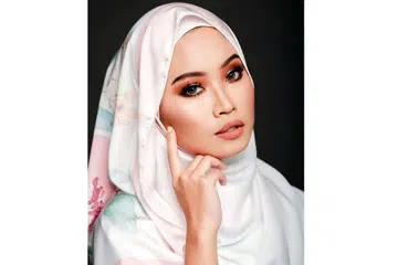 SUARA MERDU DAYA PEMIKAT: Penyanyi muda Sofia Arissa berasa seronok bekerjasama dengan kumpulan Arus Band semasa menghasilkan lagu 'Terlalu feat. Sofia Arissa'. - Foto-foto ARUS BAND