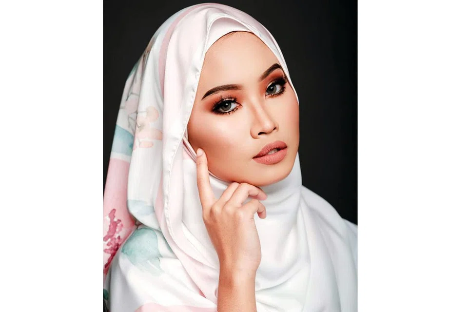 SUARA MERDU DAYA PEMIKAT: Penyanyi muda Sofia Arissa berasa seronok bekerjasama dengan kumpulan Arus Band semasa menghasilkan lagu 'Terlalu feat. Sofia Arissa'. - Foto-foto ARUS BAND