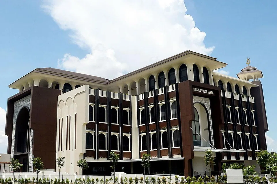 PEMILIKAN BERSAMA: Dana Pembinaan Masjid (MBF) membolehkan masyarakat Islam membantu membina masjid dengan menyumbang menerusi Tabung Simpanan Pekerja (CPF). Usaha ini telah membolehkan banyak masjid generasi baru didirikan dan menghasilkan rasa pemilikan bersama. - Foto fail