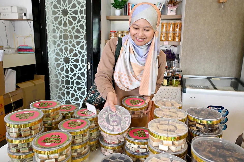 Penulis Nur Humaira Sajat membeli ‘shortbread’ perisa matcha strawberi di kedai Cakecited di daerah Larkin.