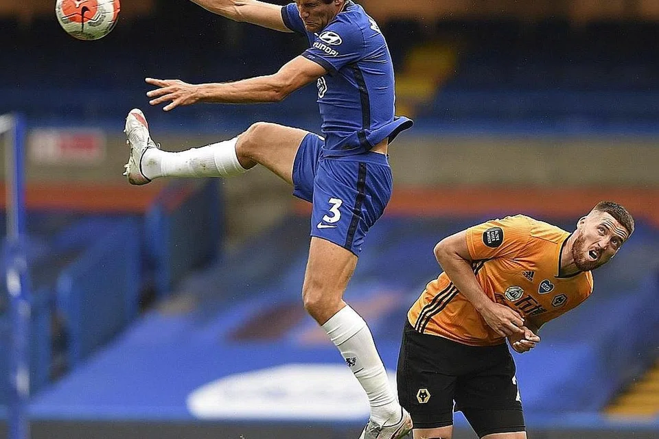 PERLAWANAN TERAKHIR: Pemain Chelsea, Marcos Alonso (kiri) beraksi menentang pemain Wolverhampton Wanderers, Matt Doherty dalam perlawanan hari terakhir EPL. Chelsea menang 2-0. - EPA-EFE 