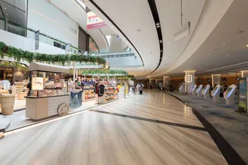 BARU DIBUKA: Para pengunjung dapat menikmati kemudahan membeli-belah dengan tawaran eksklusif yang hanya boleh didapati di kelompok jualan runcit ‘Discovering the Best of Singapore Brands’ di Jewel.