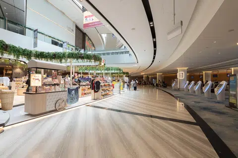 BARU DIBUKA: Para pengunjung dapat menikmati kemudahan membeli-belah dengan tawaran eksklusif yang hanya boleh didapati di kelompok jualan runcit ‘Discovering the Best of Singapore Brands’ di Jewel.