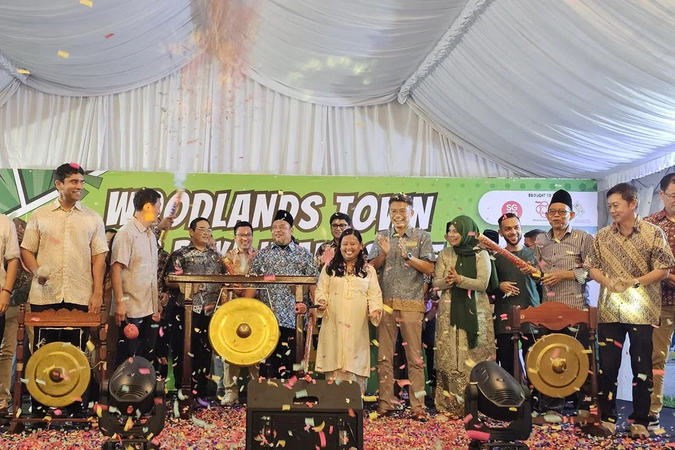Anggota Parlimen GRC Sembawang - Menteri Kesihatan Ong Ye Kung (dua dari kiri), Encik Vikram Nair (kiri), Cik Mariam Jaafar (enam dari kanan) dan Dr Lim Wee Kiak (kanan) - bersama relawan di  pelancaran Bazar Raya Utara pada 23 Februari.