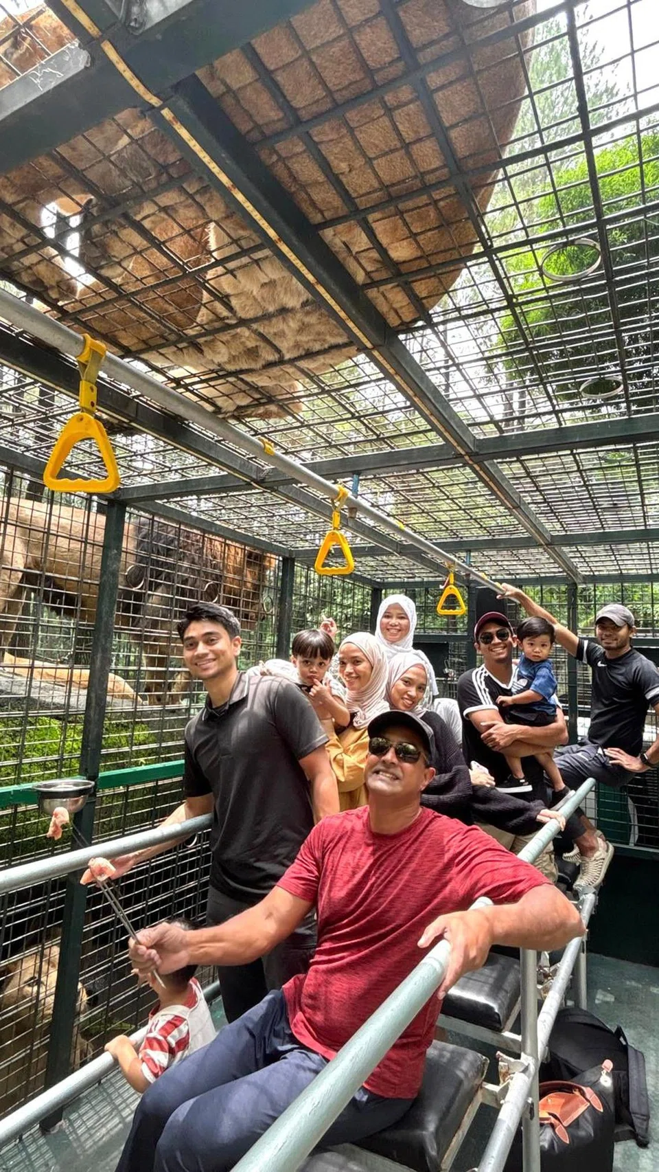 Cik Syakirah Iqbal (tiga dari kiri) bersama keluarganya berkunjung ke Surabaya untuk pengalaman safari.