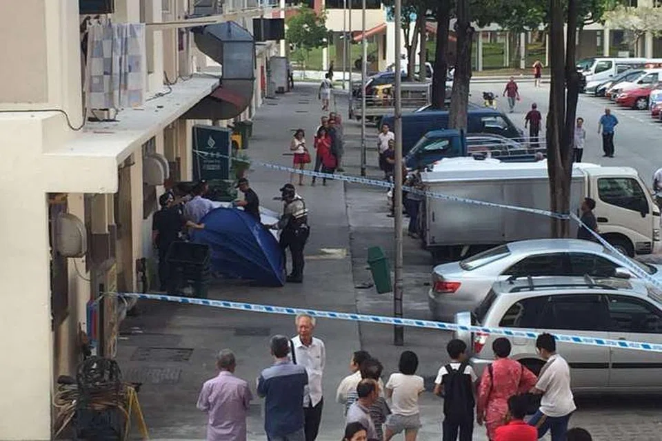 Cik Poh Ah Gin sedang mengumpul kadbod di belakang sebuah kedai kopi di Blok 123, Bedok North apabila seorang pemandu teksi berusia 64 tahun hilang kawalan teksi Hyundai Sonatanya, naik ke atas bebendul jalan dan melanggar beliau dua kali. 