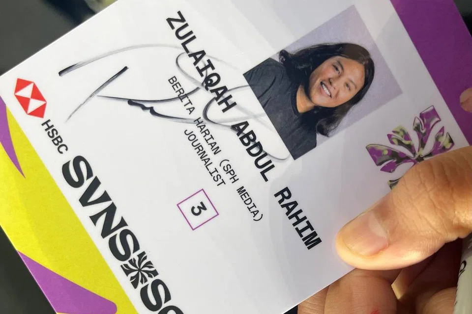 Wartawan Berita Harian Zulaiqah Abdul Rahim mendapatkan autograf pemain New Zealand Portia Woodman-Wickliffe di pertandingan HSBC SVNS Singapura pada 5 Mei.