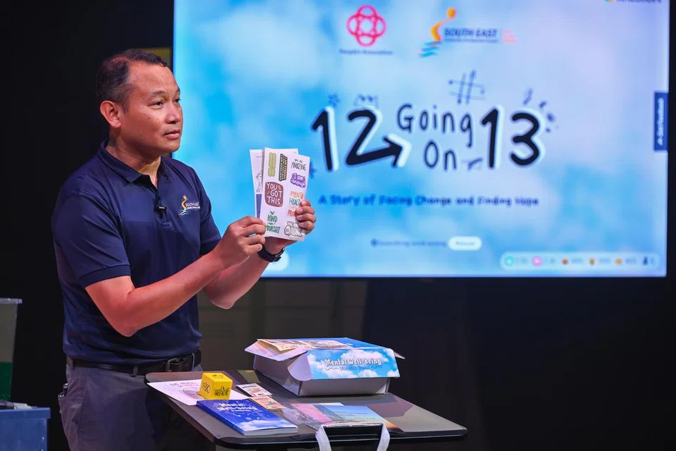 Mayor Majlis Pembangunan Masyarakat (CDC) South East, yang juga Anggota Parlimen (AP) GRC Marine Parade, Encik Mohd Fahmi Aliman, berkongsi tentang kit alat bantu diri yang termasuk jurnal kesejahteraan mental, alat mengawal tekanan dan panduan kecil dari CHAT Institut Kesihatan Mental (IMH) semasa tayangan perdana ‘12 Going on 13’ pada 17 Oktober. 