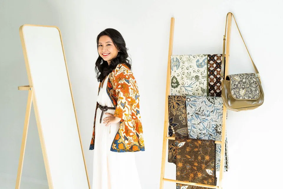 PENCINTA BATIK: Cik Nur Aqilah Zailan menghasilkan pakaian dan beg menggunakan bahan dan motif batik di Studio Gysied.