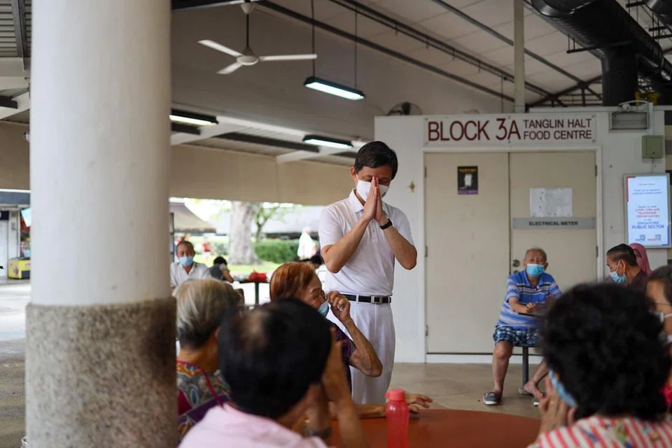 TERIMA KASIH: Encik Chan Chun Sing, Menteri Perdagangan dan Perusahaan, bersama pasukannya berkunjung ke GRC Tanjong Pagar bagi menghargai sokongan penduduk setelah berjaya meraih 63.1 peratus undi. - Foto PAP