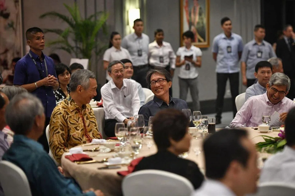 MAKAN BERSAMA: Encik Lee duduk bersama (dari kanan) Dr Yaacob, Encik Lim Swee Say dan Encik Lim Hng Kiang (terlindung, paling kiri). 